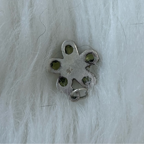 Sterling silver & peridot flower pendant - Picture 2 of 4